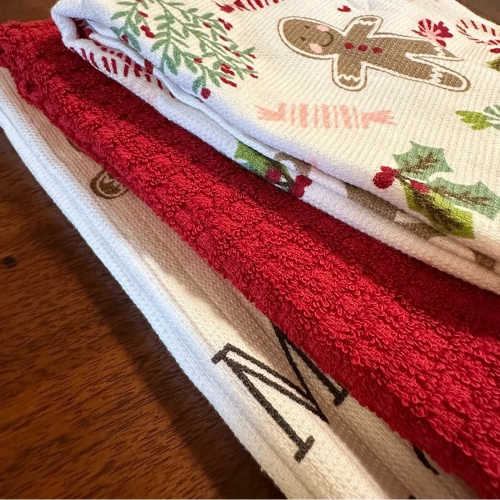 NWT- Shabby Chic Cookie Cutter & 3 “Mama’s Kitchen” Hand Towel Set